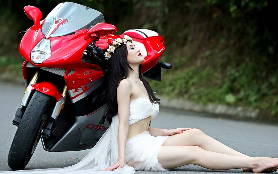 Beautiful girls and motorcycles in Pimpri-Chinchwad