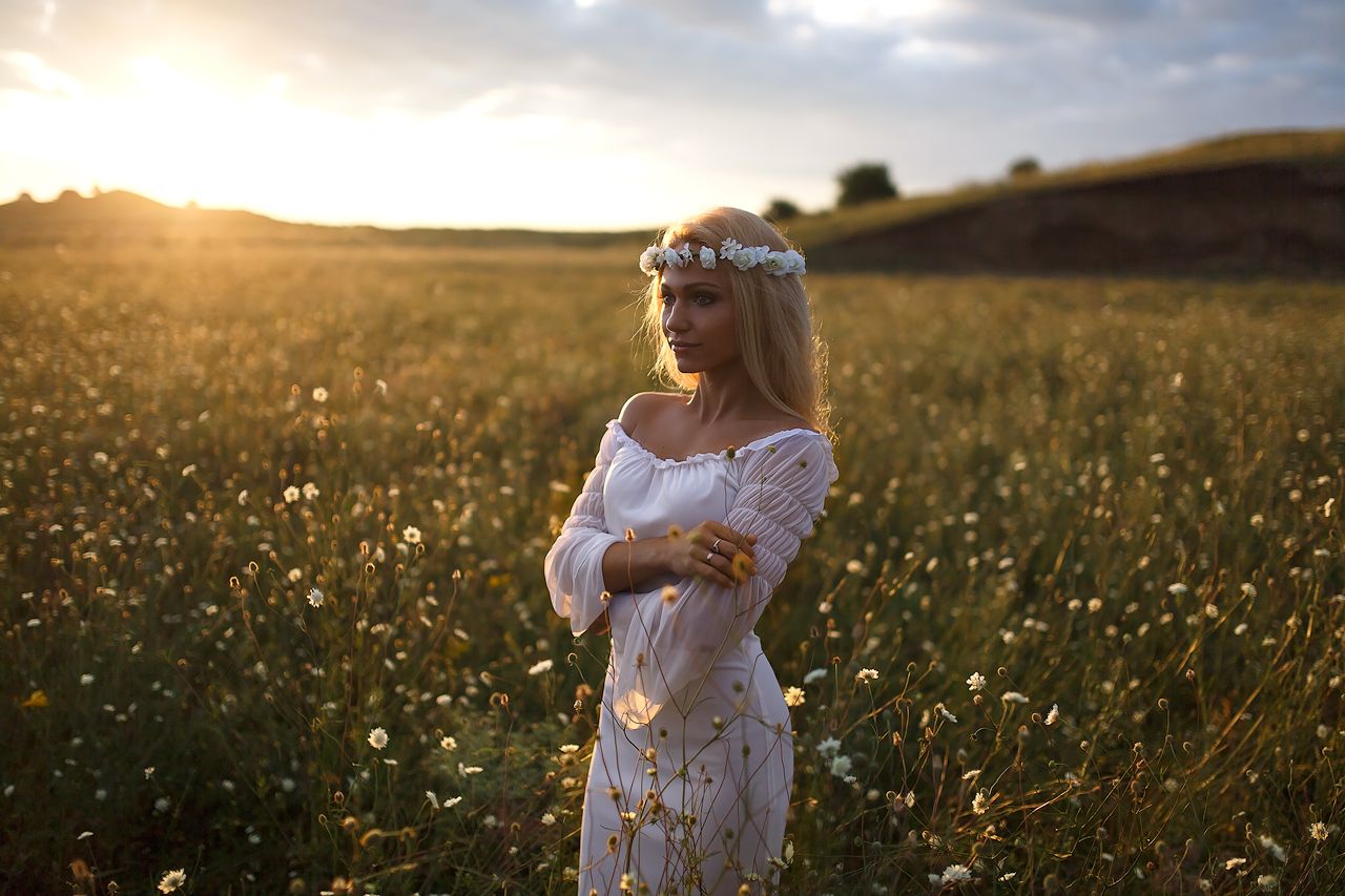 Girls in Slavic costumes in Pimpri-Chinchwad