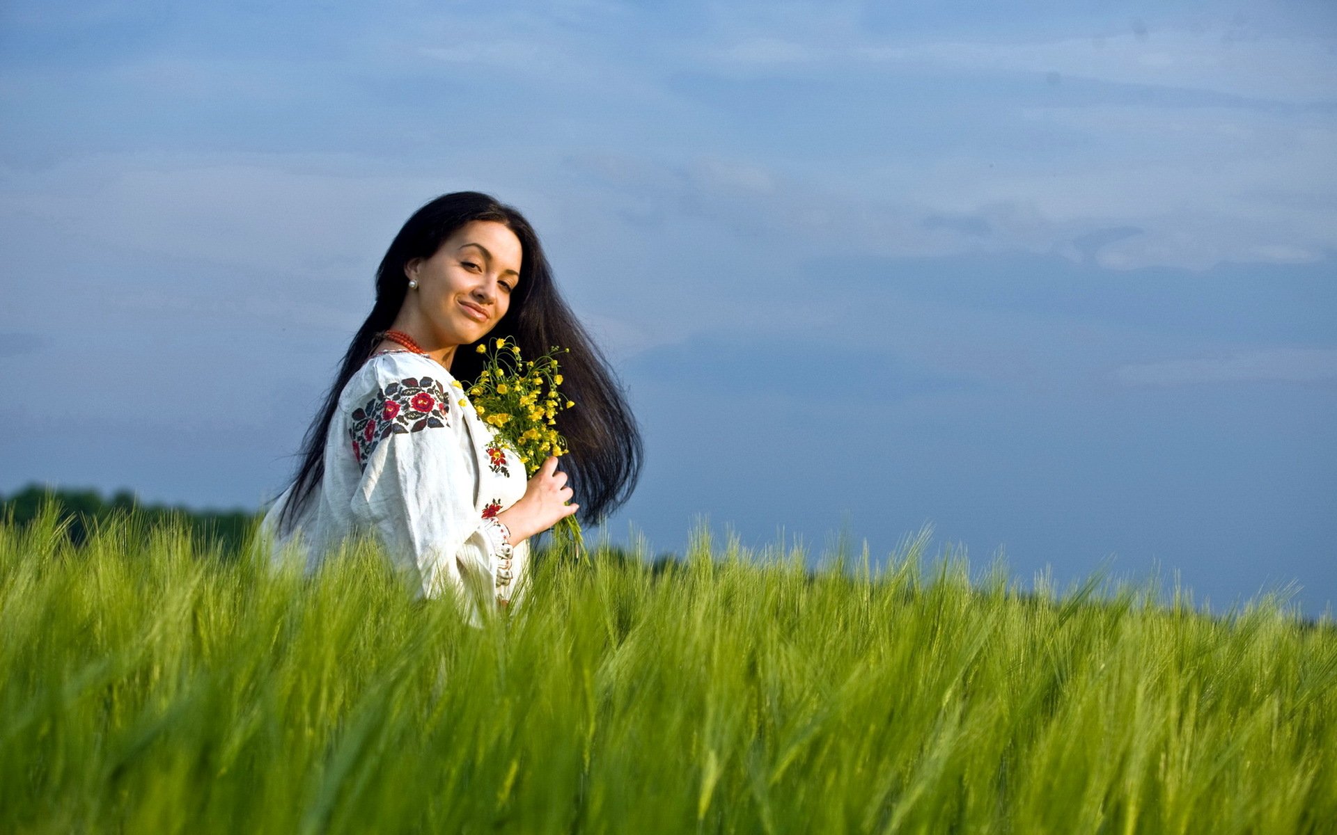 Girls in Slavic costumes in Pimpri-Chinchwad